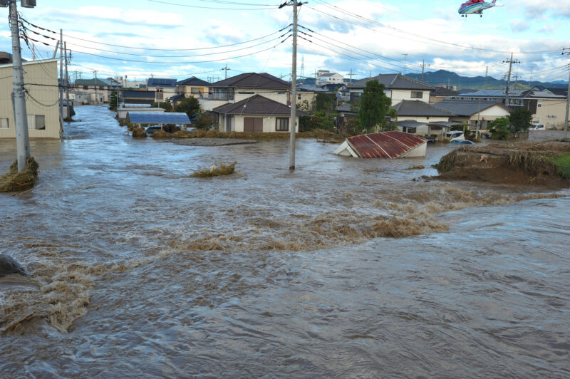 秋山川の堤防決壊による住宅街の浸水