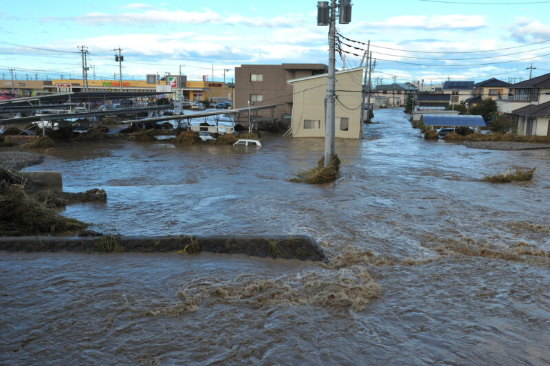 秋山川の堤防決壊による住宅街の浸水