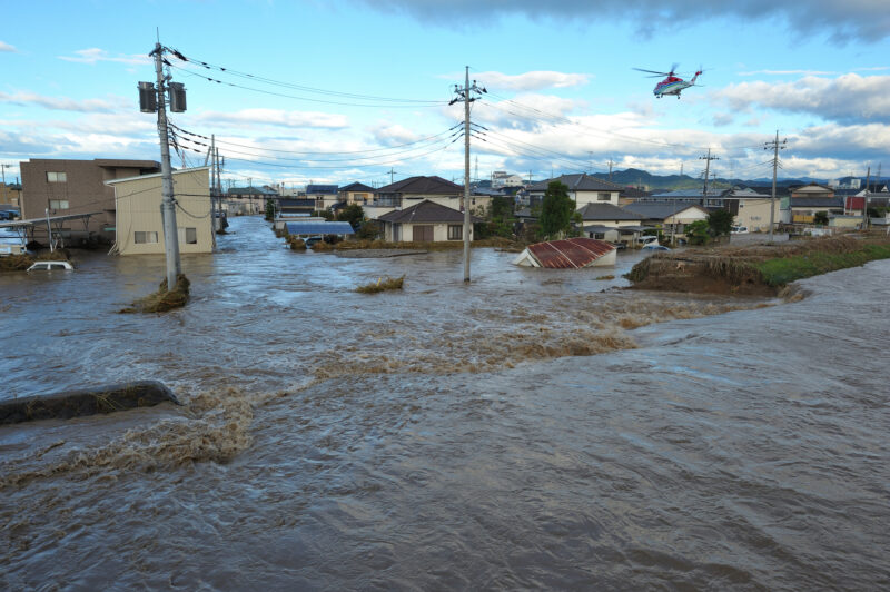 秋山川の堤防決壊による住宅街の浸水