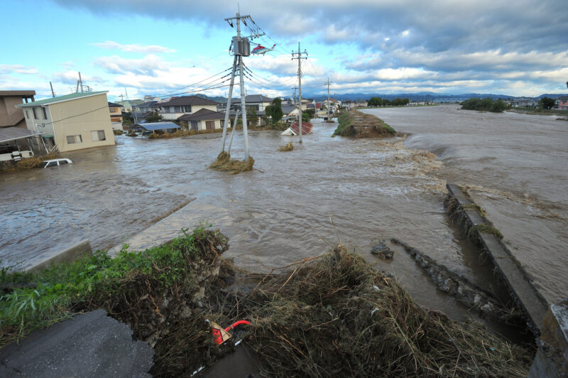 秋山川の堤防決壊による住宅街の浸水