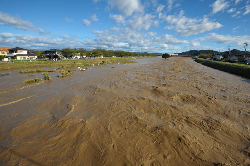 秋山川の堤防決壊による住宅街の浸水