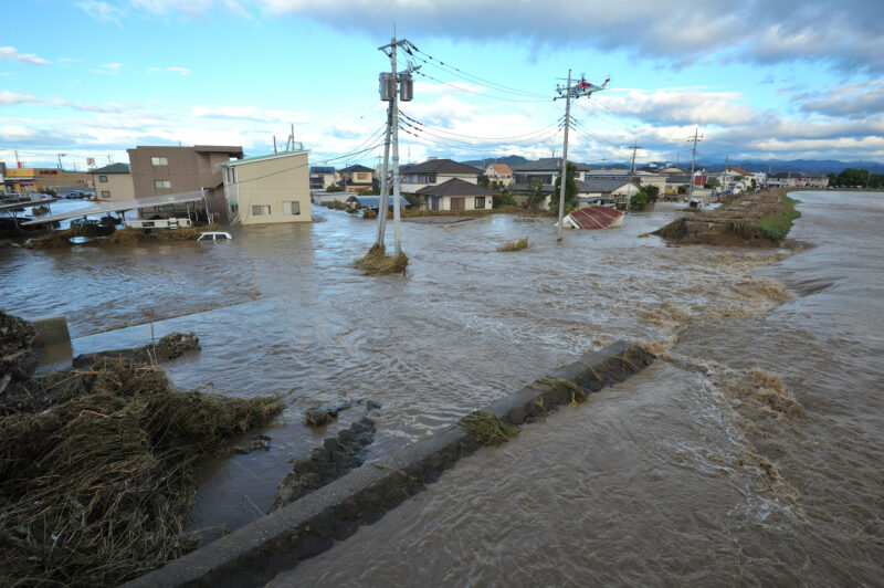 秋山川の堤防決壊による住宅街の浸水