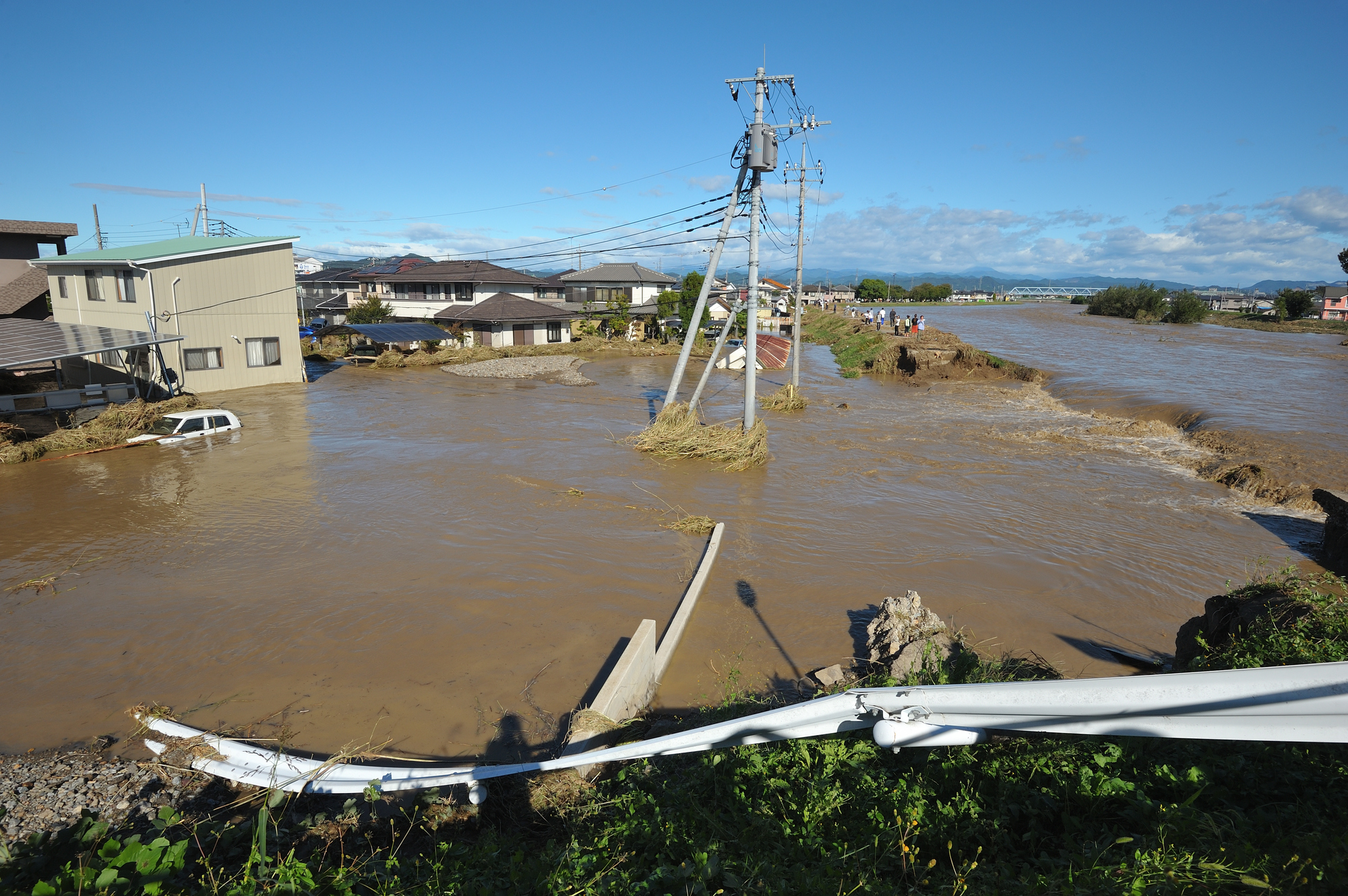 秋山川の堤防決壊による住宅街の浸水